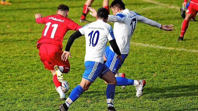 Timo Meyer (SV Orsingen-Nenzingen, rechts) kann hier den Pfullendorfer Ibrahim Kiziltoprak (links) aufhalten. Am Ende aber gewannen die ...