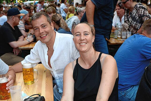 Bild 14: Hier ist was los! Die Besucher schlendern beim Seenachtfest 2023 über die Hafenmeile