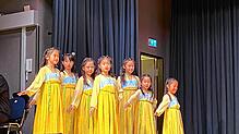 Die Mädchen der Deutsch-Chinesischen Gesellschaft Bodensee zeigten ebenso wie die Erwachsenen einen Tanz.