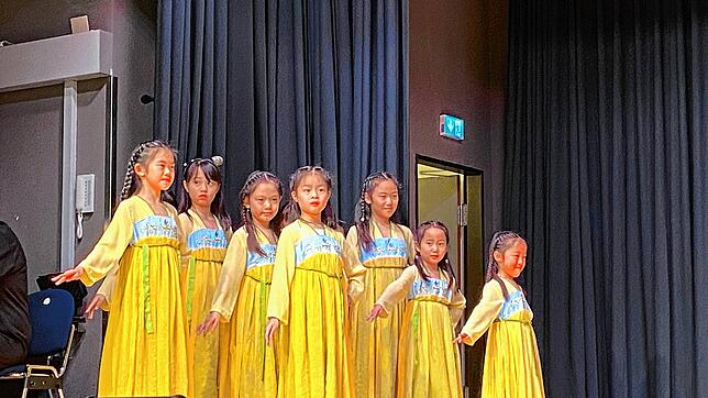 Die Mädchen der Deutsch-Chinesischen Gesellschaft Bodensee zeigten ebenso wie die Erwachsenen einen Tanz.