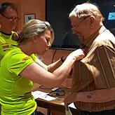 Für 50 Jahre Mitgliedschaft erhielt Volker Engler eine Urkunde vom Verein und eine Ehrennadel, die ihm Cathrin Terlutter ansteckte. Im ...