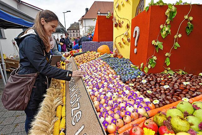 Eine elfköpfige Jury, auf unserem Bild Sarah Graf aus Brigach, bewerten die Erntewagen der Landjugendgruppen.