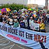 Die Mahnwache startete um 18 Uhr zeitgleich mit dem Einlass zum AfD-Bürgerdialog im Milchwerk. Im Vorfeld wurden die Teilnehmer dazu ...