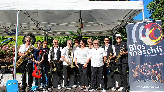 Während des Schwimmbadfestes sorgten die Notenfuxxer, der Narrenverein Hungrige Stühlinger und die Band Blosmaschii für die passende ...