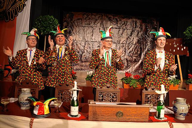 Das Sitzungspräsidium bestehend aus Säckelmeister Oliver Kaufmann, Laufnarrenvater Michael Zehnle, Narrenrichter Jürgen Koterzyna und ...