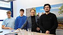 Julian Jakob, Elias Lausman (von links) und Asmen Efe (rechts), Schüler der Robert-Gerwig-Schule, informierten sich beim Leiter der ...