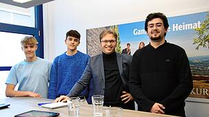 Julian Jakob, Elias Lausman (von links) und Asmen Efe (rechts), Schüler der Robert-Gerwig-Schule, informierten sich beim Leiter der ...