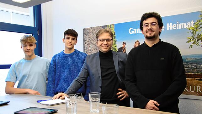Julian Jakob, Elias Lausman (von links) und Asmen Efe (rechts), Schüler der Robert-Gerwig-Schule, informierten sich beim Leiter der ...