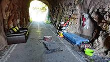 Ein abgestelltes Sofa, das in dem Tunnel auf der L154 augenscheinlich durch Jugendliche als Treffpunkt genutzt wurde, ist aus ...