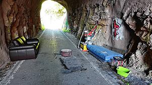Ein abgestelltes Sofa, das in dem Tunnel auf der L154 augenscheinlich durch Jugendliche als Treffpunkt genutzt wurde, ist aus ...