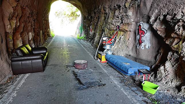 Ein abgestelltes Sofa, das in dem Tunnel auf der L154 augenscheinlich durch Jugendliche als Treffpunkt genutzt wurde, ist aus ...