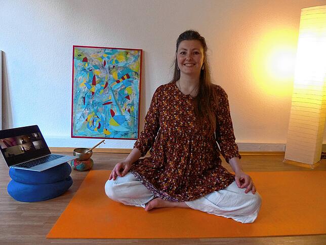 Online begleitet Yogalehrerin Stepanie Bunk ihre Schüler.