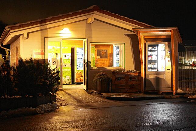 Frische Milch vom Bauernhof Hopp gibt es an der Milchtankstelle.