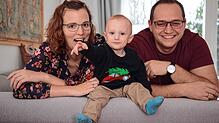 Glückliche Familie: Franziska und Christoph Schwab aus Volkertshausen mit ihrem Sohn Henry.