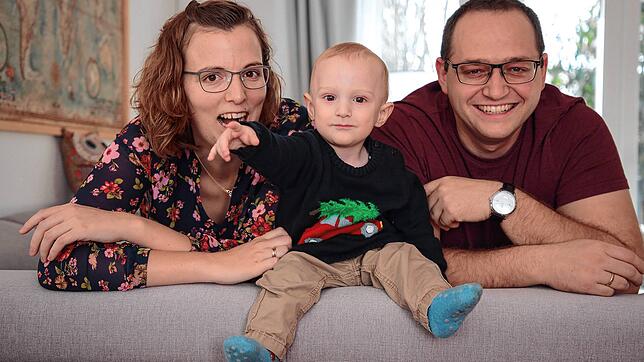 Glückliche Familie: Franziska und Christoph Schwab aus Volkertshausen mit ihrem Sohn Henry.