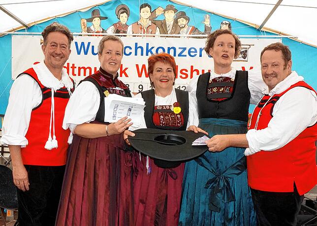 Hut als Losbehälter: An den Chilbibeuteln der Kinder befestigte Losnummern sind im großen Hut des Waldshuter Männle gelandet, gleich ...