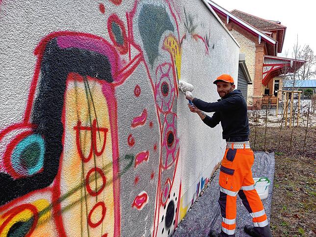 Der Ittendorfer Stefan Witzke ist in Markdorf dafür bekannt, spontan mit anzupacken. Anfang 2021 befreite er die Kioskwand am Bahnhof ...