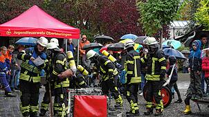 Zahlreiche Zuschauer bei der Hauptübung der freiwilligen Feuerwehr: Rund um die Teuringer-Tal-Schule sind 51 Feuerwehrleute im Einsatz, ...