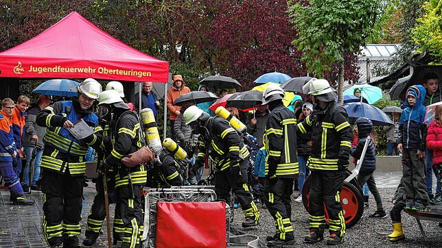 Zahlreiche Zuschauer bei der Hauptübung der freiwilligen Feuerwehr: Rund um die Teuringer-Tal-Schule sind 51 Feuerwehrleute im Einsatz, ...