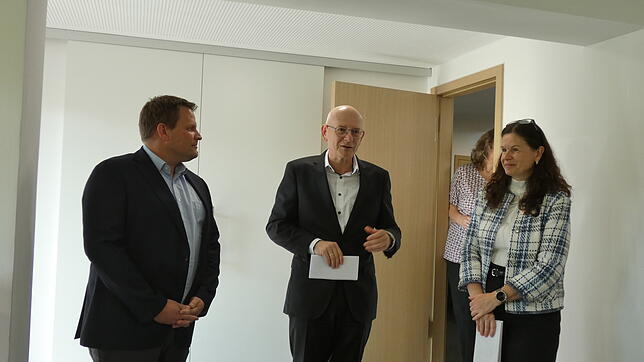 Hier ein Bild aus dem letzten Jahr von der Spendenübergabe der Sparkasse an die Vereine.Bürgermeister Dominic Böhler mit Wolf Morlock ...