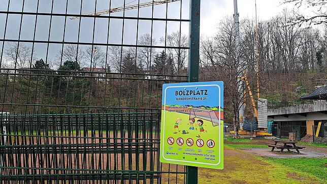 Bolzplatz neben der Seebodenhalle in der Seebodenstraße 21. 2025 gesperrt, weil die Seebodenhalle saniert wird. Sechs Bolzplätze und ein ...
