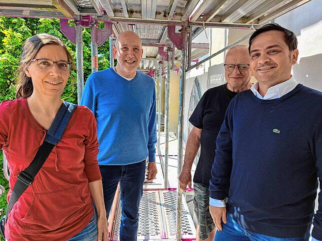 Auf dem Baugerüst an der Kirche (von links): Architektin Apollonia Thurner, Pfarrer Heinz Vogel, Mesner Georg Kopij und Benjamin Sorg.