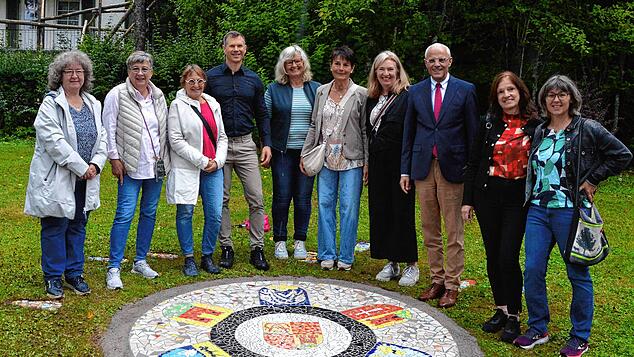Bürgermeister Fritz Lik freut sich mit den Künstlern Claudia Seiter-Lambrecht (von links), Silvia Berlinghof, Rita Gabler, Alexander ...