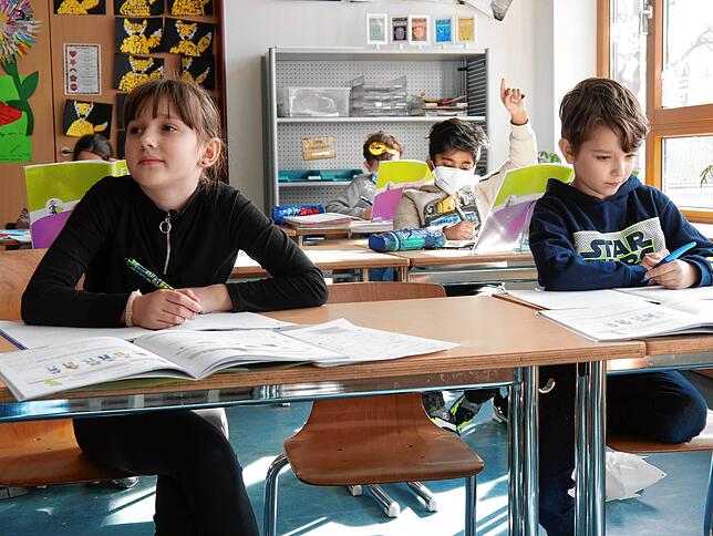 Ermina und Ben dürfen zumindest mit der Hälfte ihrer Klasse wieder in der Schule lernen, üben und lachen.