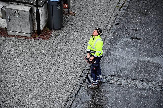 Florian Mauch steuert vom Boden aus beide Fahrzeuge und Geräte.