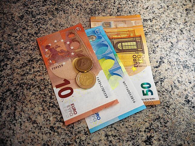 Für eine Familie mit zwei Kindern kostet ein Schnupperkurs im Kletterwerk insgesamt mit Betreuung und Klettergurt 83 Euro.