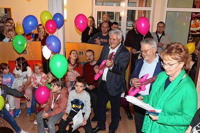 Bei der Party zur Einweihung des neuen Kinderhauses am Mittwoch, 17. Januar, greifen die beiden Geschäftsführer Thomas Müller und Roland ...