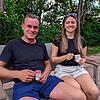 Lena Schubert (rechts) und Dennis Wenzler sind aus Überauchen zu Gast auf dem Stellenhof, um zum Feierabend ein Hofeis zu genießen.