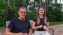 Lena Schubert (rechts) und Dennis Wenzler sind aus Überauchen zu Gast auf dem Stellenhof, um zum Feierabend ein Hofeis zu genießen.