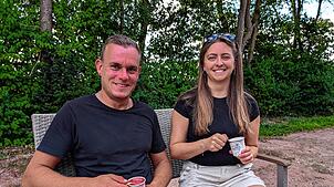 Lena Schubert (rechts) und Dennis Wenzler sind aus Überauchen zu Gast auf dem Stellenhof, um zum Feierabend ein Hofeis zu genießen.