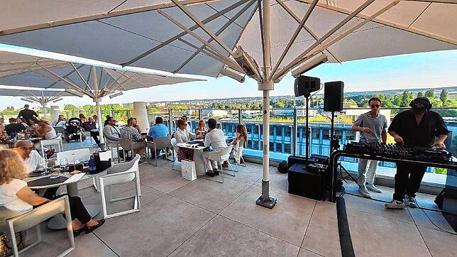 Bild 6: Beste Laune, bestes Wetter, bestes Essen: Bilder der Eröffnung des Restaurants Volare in Konstanz