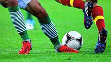 Fußballspieler im Kampf um den Ball.