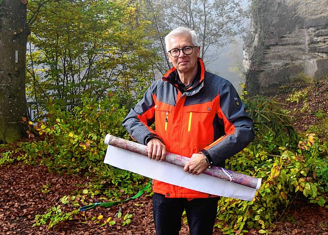 Thomas Hirthe hält einen Plan der künftigen Treppenanlage in der Marienschlucht.