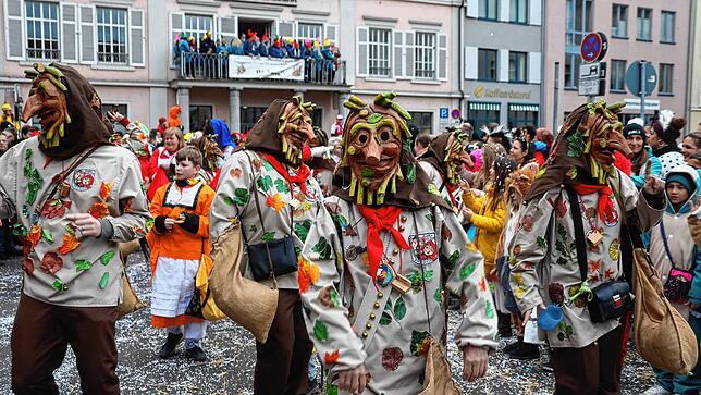Bild 24: Großer Umzug 2023: Die Zuschauer bestaunen das bunte Treiben in Konstanz