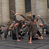Bei den Domfestspielen in St. Blasien symbolisiert ein Tanz, wie aus Schutt und Asche die Vision des Wiederaufbaus erwächst. Bild: Karin ...