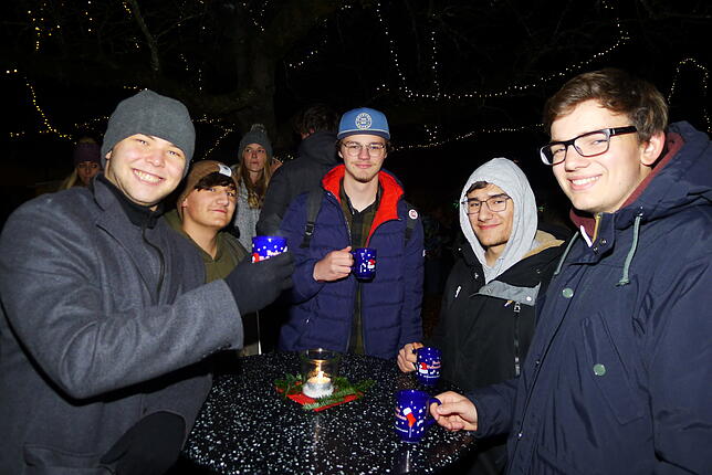 Bild 1: Bilderstory: Kulinarische Genüsse und eine besinnliche Atmosphäre locken viele Besucher auf den Nikolausmarkt in Wittenhofen