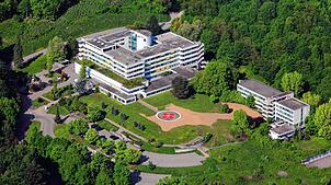 Das ehemalige Rheinfelder Kreiskrankenhaus, hier in einem Luftbild von 2018, wird abgerissen. Auf dem Grundstück und dem südlich ...