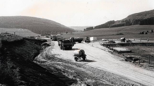 Hier entsteht bei der Ortsumfahrung der B 27 der Anschluss Riedböhringen Süd (rechts), der Blick des Fotografen geht nach Süden Richtung ...