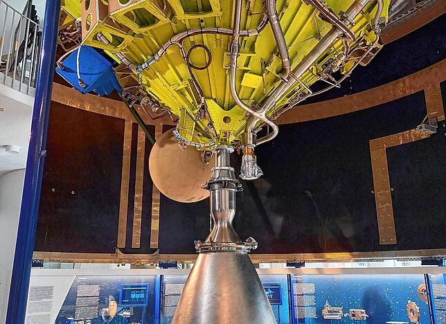 Triebwerk einer Rakete im Eingangsbereich des DLR-Standorts in Lampoldshausen