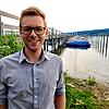 Felix Lang am Ufer seines Heimatorts Gaienhofen. Mit dem Wasser ist er als Kapitän verbunden.