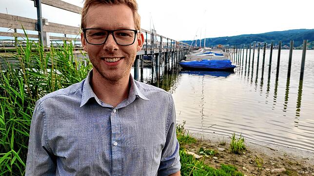 Felix Lang am Ufer seines Heimatorts Gaienhofen. Mit dem Wasser ist er als Kapitän verbunden.
