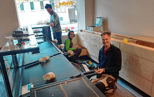 Die Schreiner Fridtjof Caspers, Miriam Gorber und Nils Symanczyk (von rechts) arbeiten an der neuen Kühltheke. Hinter ihnen haben sie ...