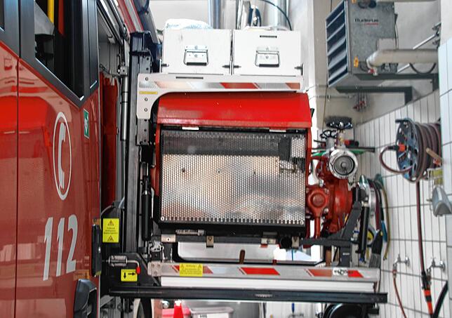 Einige Einsatzfahrzeuge der Feuerwehr haben Tragkraftspritzen integriert – eine motorbetriebene Feuerwehrpumpe, die Löschwasser fördert.