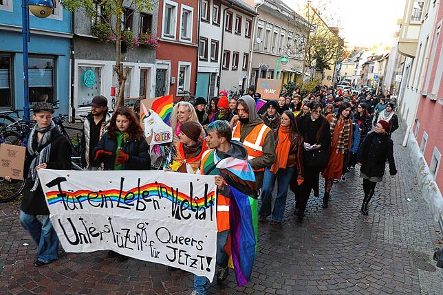 (Archivbild) Die Demonstration für die Beratungsstelle im November 2024. Rund Menschen kamen damals, um unter dem Motto „Jugend braucht ...