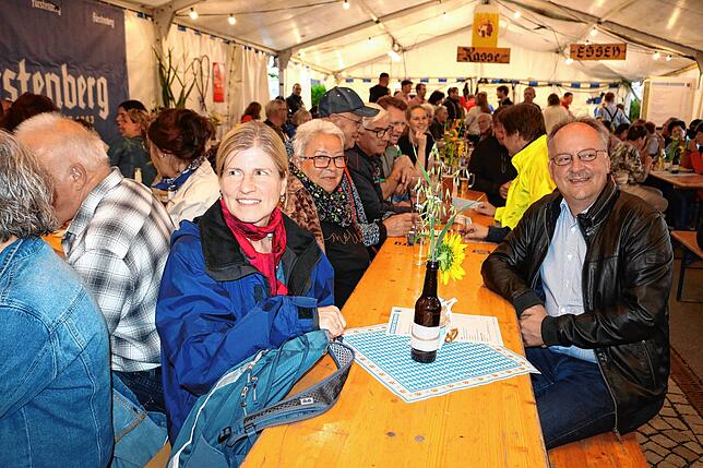 Bild 3: Neudingen zeigt sich blau-weiß Musikkapelle lud zum Bayerischen Wochenende