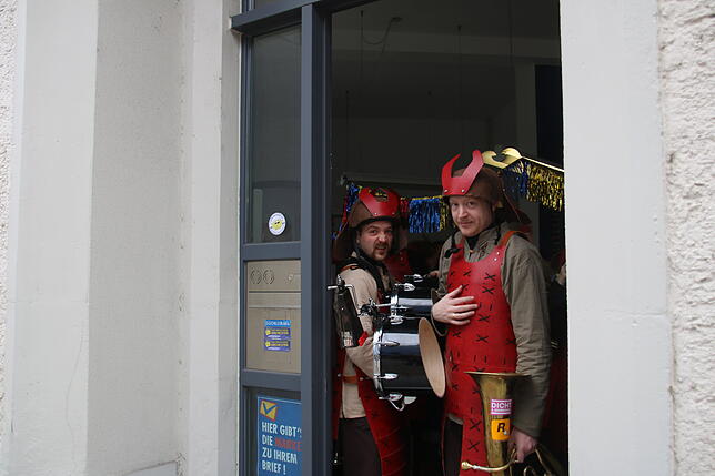 Bild 8: Narren besuchen an Rosenmontag die SÜDKURIER-Redaktion (Teil 1)